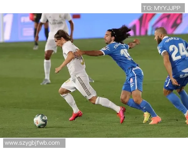 皇马与罗马激情对决黑白直播带你全程观看精彩瞬间 皇马与罗马激情对决黑白直播带你全程观看精彩瞬间